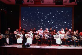 organized the musical concert “Oud Night” with the participation of 20 oud players from the academy’s students and under the supervision of Oud teacher Amal Ahmed Mina, on the stage of the Fujairah Chamber of Commerce and Industry.