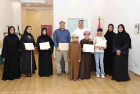 His Excellency Ali Obaid Al-Hafiti, Director General of the Fujairah Academy of Fine Arts, honors the distinguished students in the Arabic Calligraphy Department, Dibba Al-Fujairah Branch.