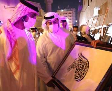 His Excellency Ali Obaid Al-Hafiti presents as a gift to His Highness Sheikh Ammar bin Humaid Al Nuaimi, Crown Prince of Ajman, a painting in Diwani calligraphy made by Professor Muhammad Abu Al Majd through the academy’s participation in the Al Murabbaa 