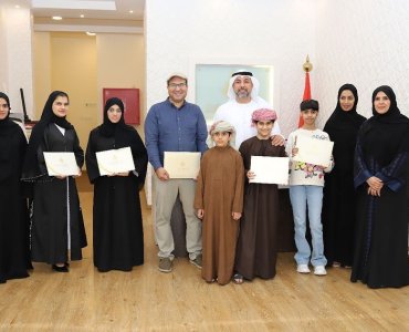 His Excellency Ali Obaid Al-Hafiti, Director General of the Fujairah Academy of Fine Arts, honors the distinguished students in the Arabic Calligraphy Department, Dibba Al-Fujairah Branch.